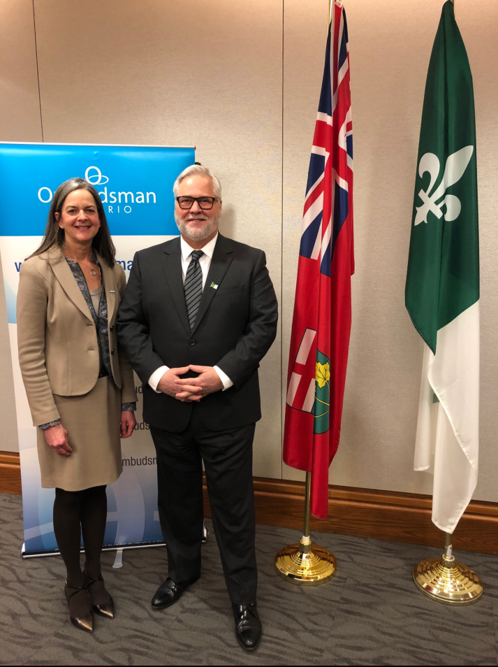L’Ombudsman Paul Dubé et la Commissaire aux services en français Kelly Burke célèbrent le mois de la Francophonie, en mars, à notre Bureau.
