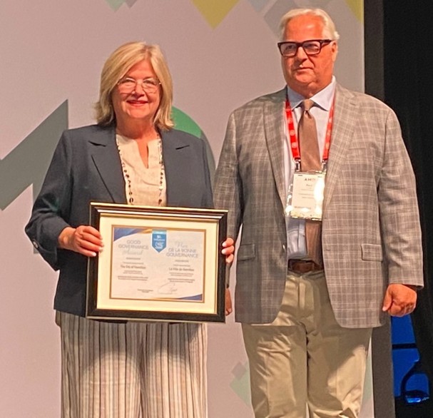 Paul Dubé with City of Hamilton Mayor Andrea Horwath - recipient of Good Governance Award