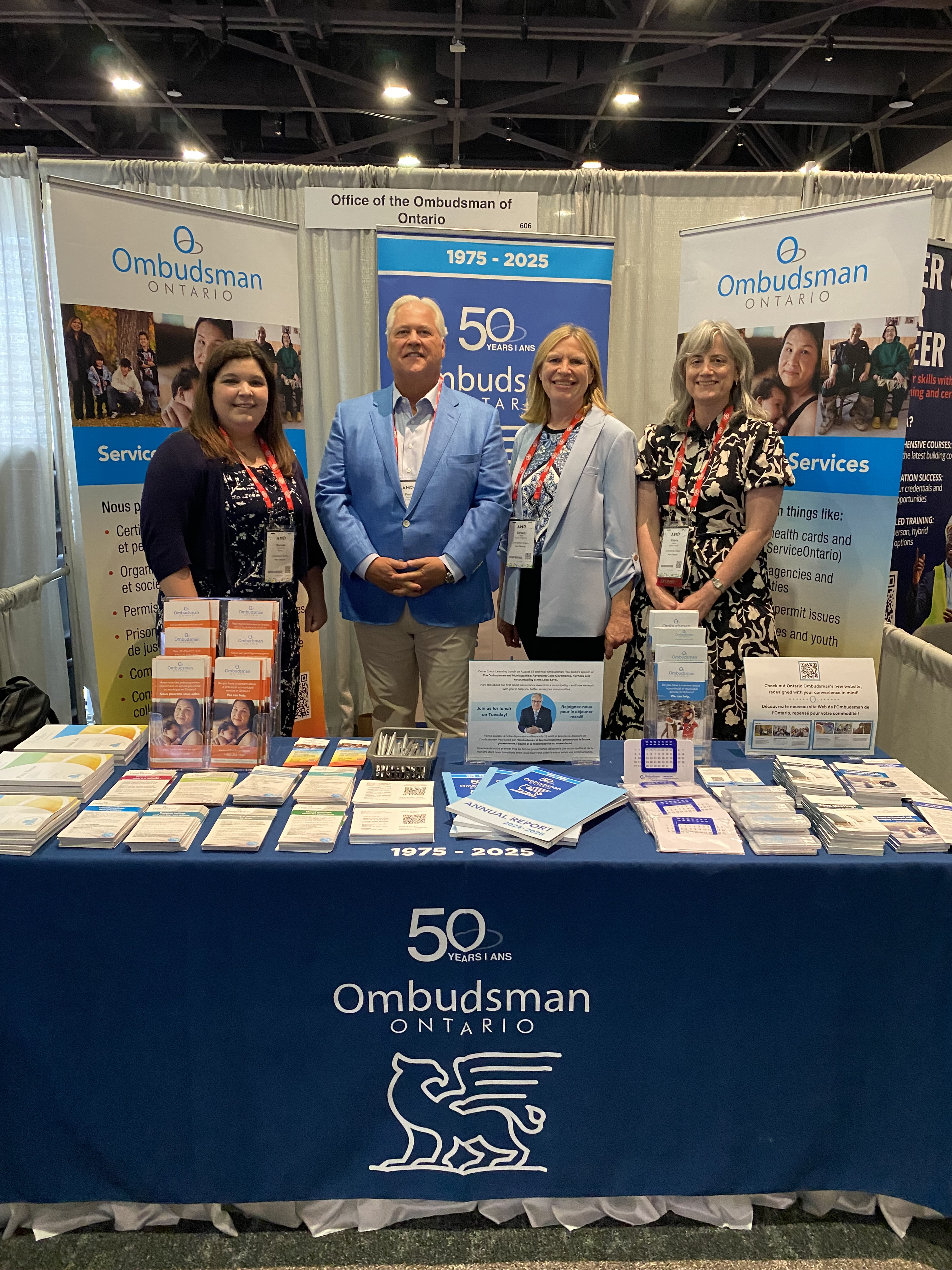 Paul Dubé etBarbara Finlay avec employées à notre kiosque lors du congrès annuel de l’Association of Municipalities of Ontario