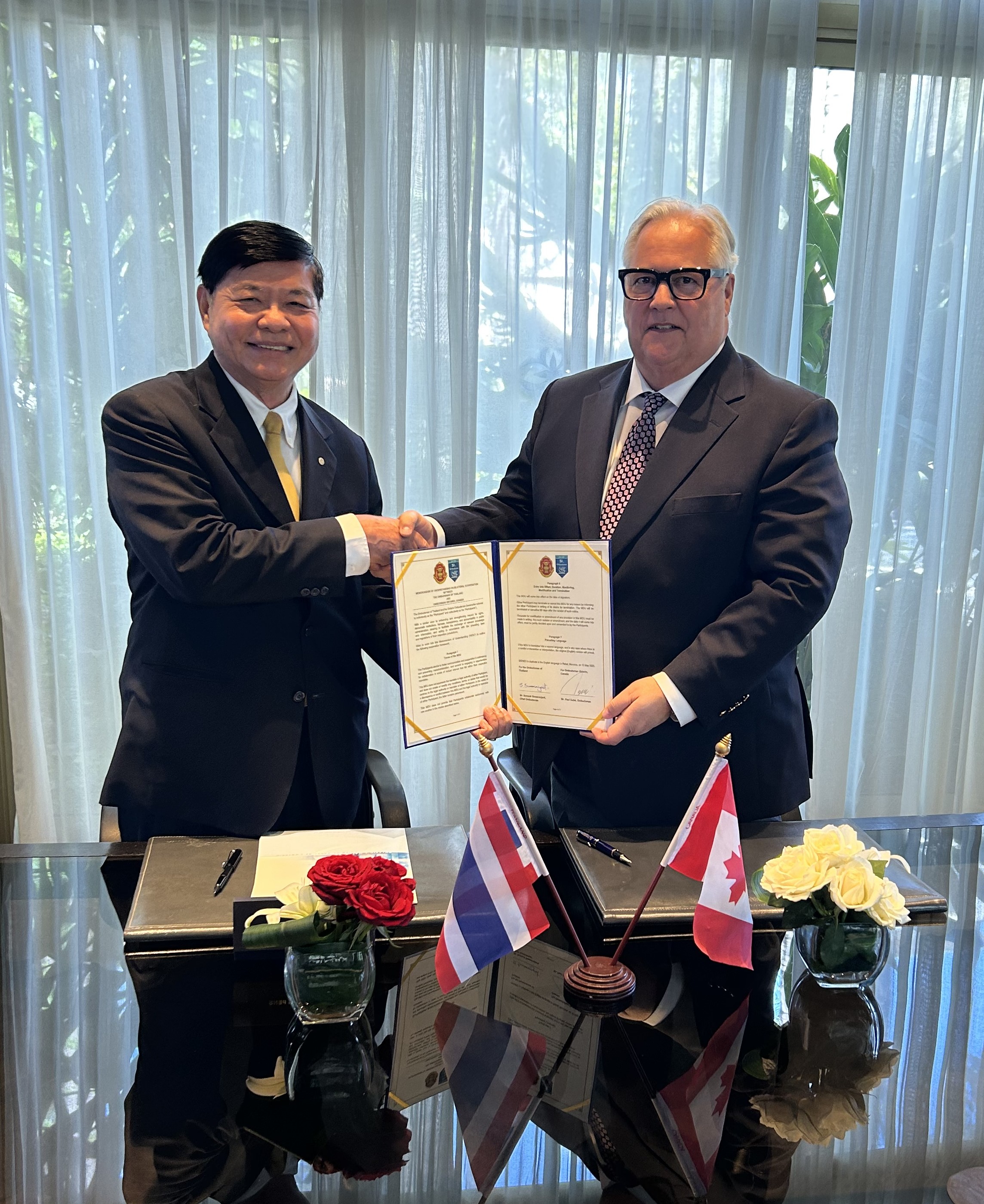 Ombudsman signing memoranda of understanding with ombudsman colleagues from Thailand