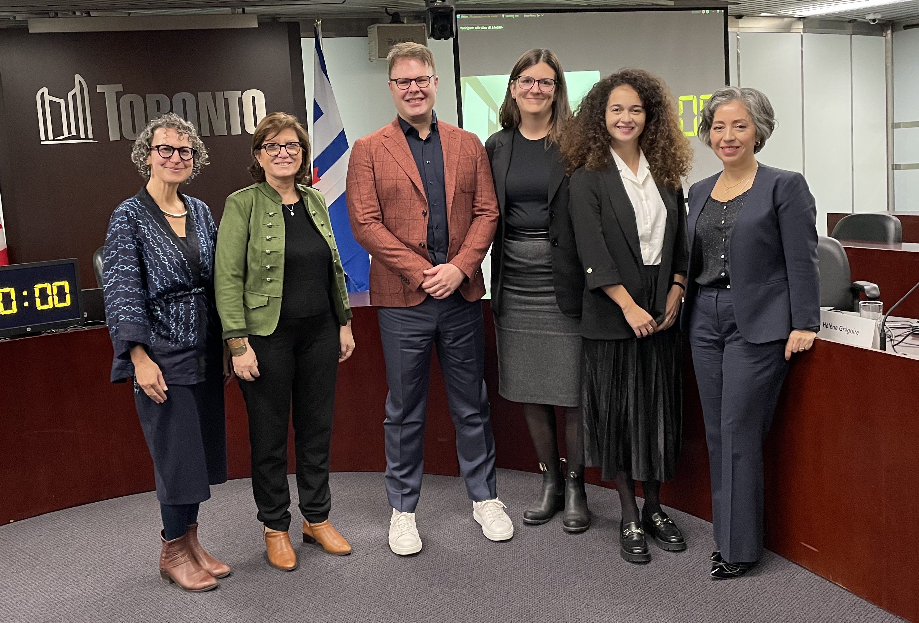 Commissaire avec membres du Comité consultatif des affaires francophones de la ville de Toronto