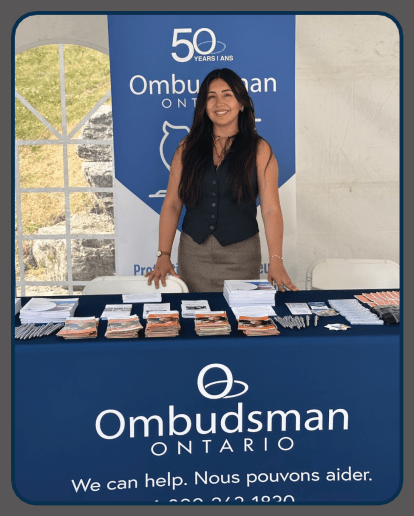 Employée d'Ombudsman Ontario à notre kiosque à un événement des Chefs de l'Ontario